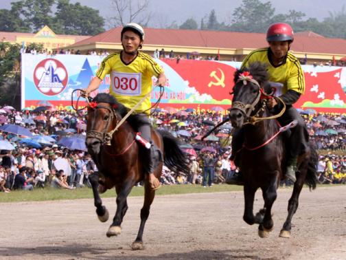 Tưng bừng lễ hội đua ngựa, bắn s&uacute;ng ở Bắc H&agrave;